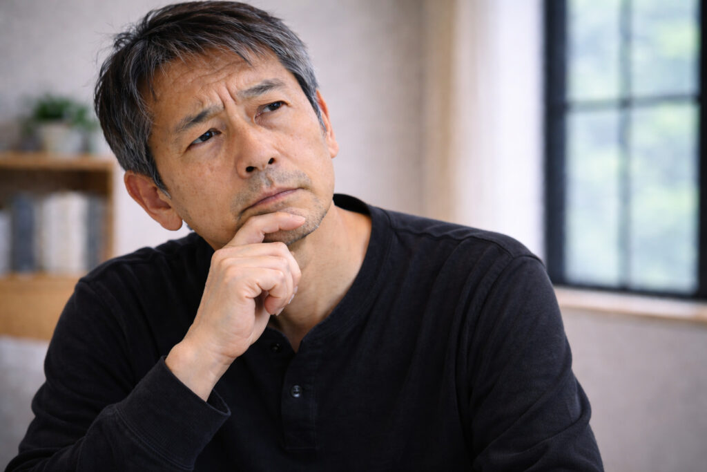 悩んでる男性