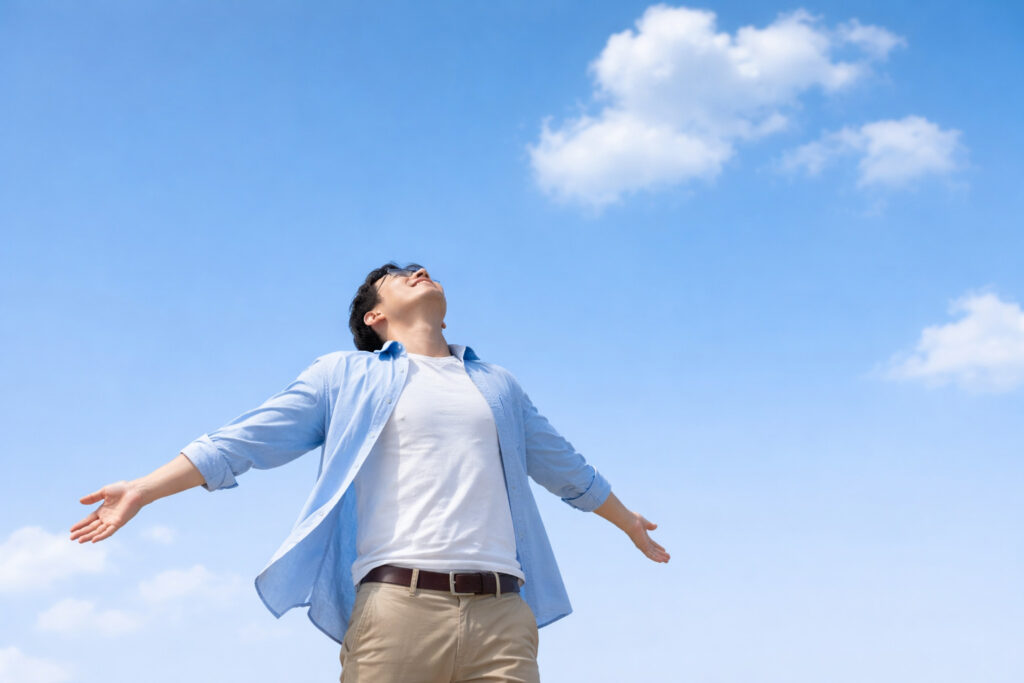 両手を広げている男性